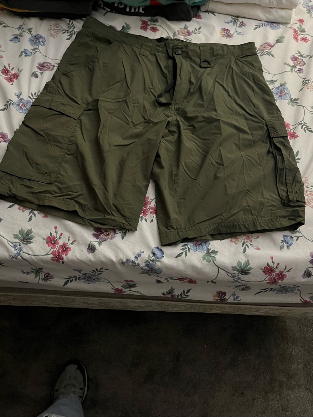 Men's Olive Cargo Shorts with Multiple Utility Pockets